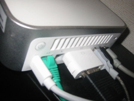 モデムポートの空きがうらめしいMac mini背面の写真